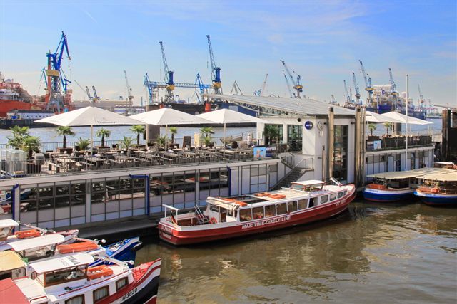The pontoon seen from the water
