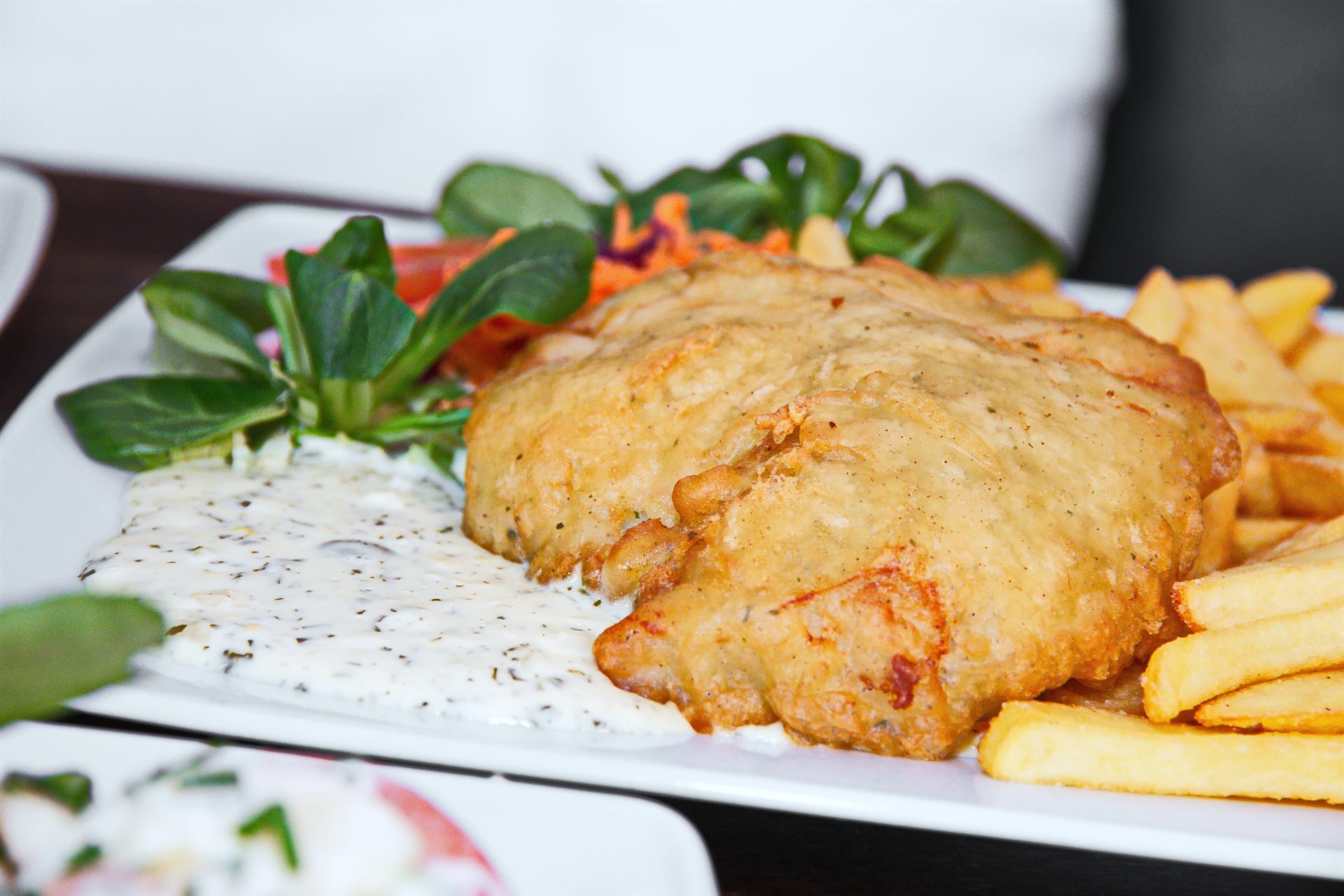 Backfisch mit Pommes und Salat